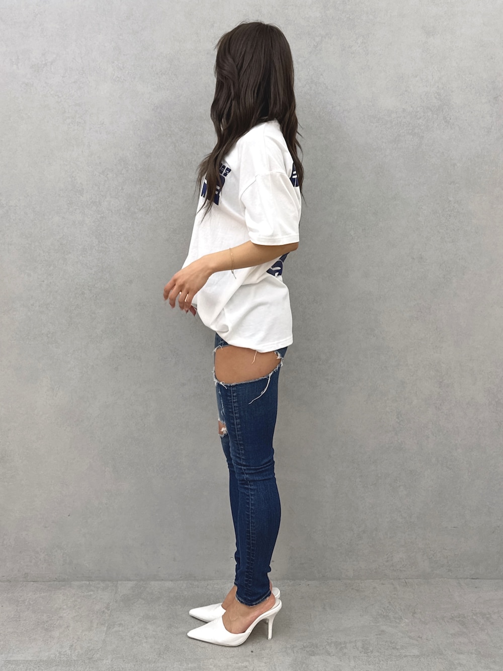 ホワイト系のTシャツ/カットソー、ブルー系のデニムパンツ、ホワイト系のパンプスを着用したレディースの春コーディネートの3枚目の写真