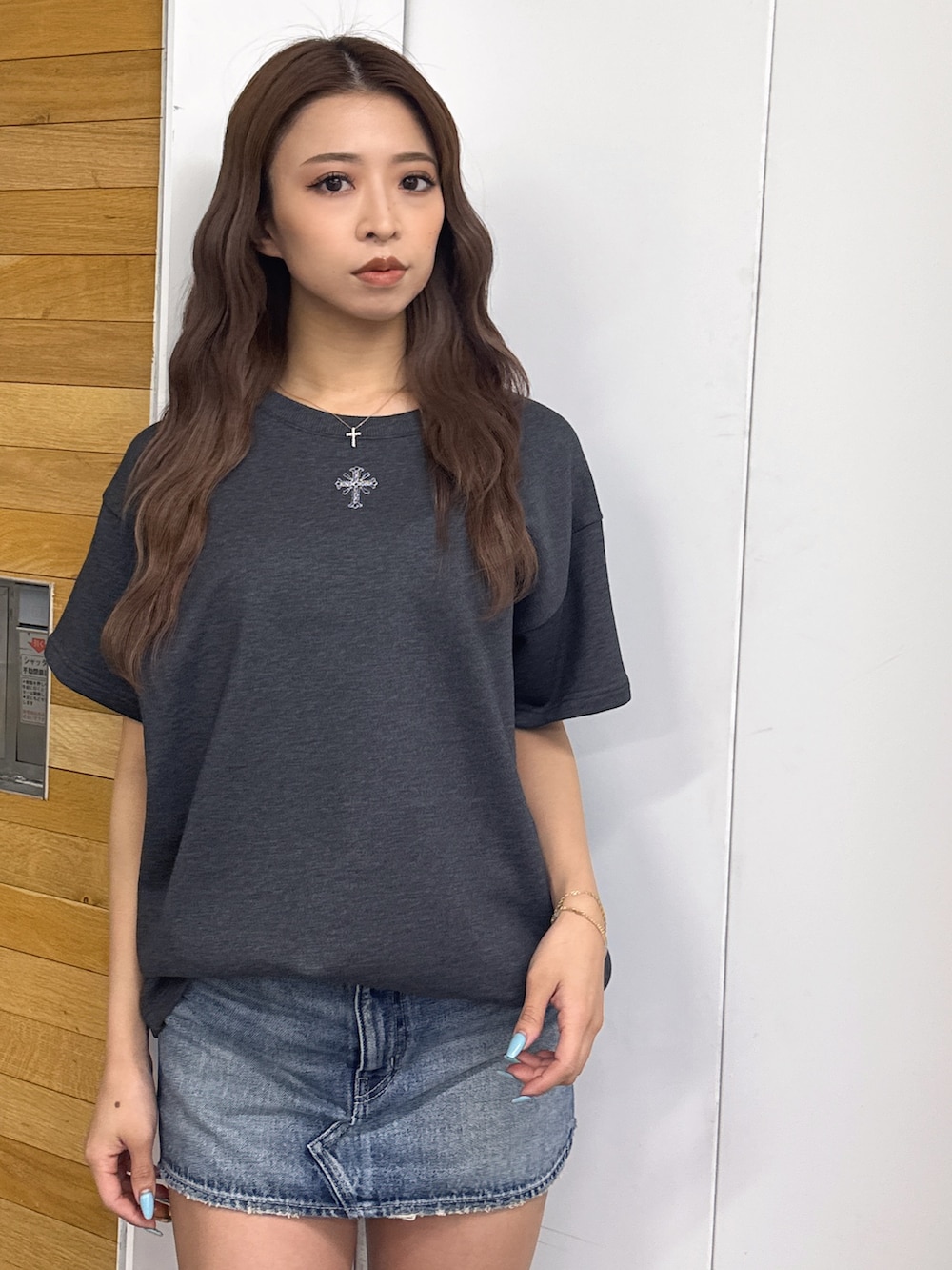 グレー系のTシャツ/カットソー、ブルー系のデニムパンツ、ブラック系のサンダルを着用したレディースの春コーディネートの2枚目の写真