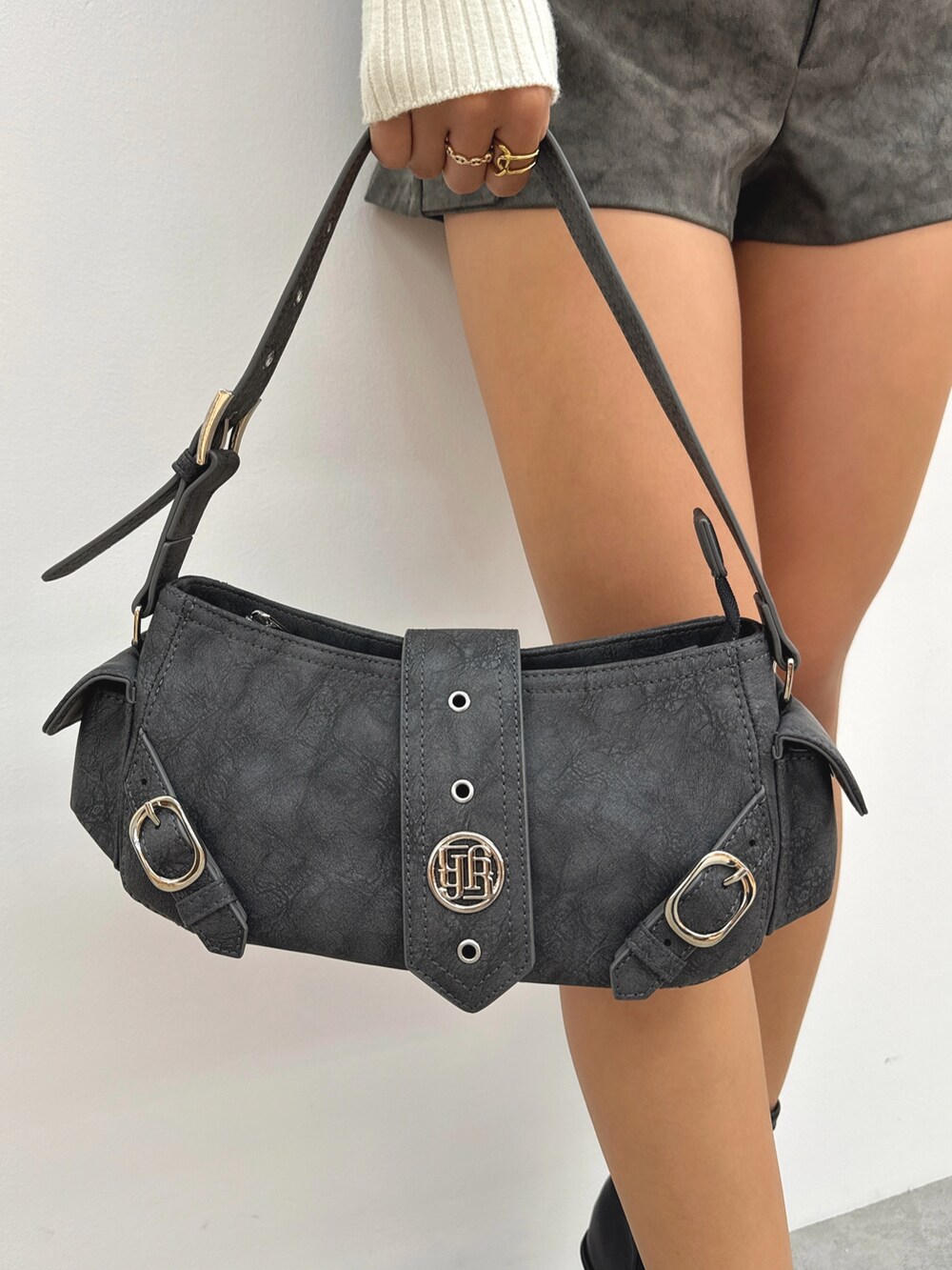 ブラック系のニット/セーター、その他のその他パンツ、グレー系のショルダーバッグを着用したレディースの秋コーディネートの7枚目の写真