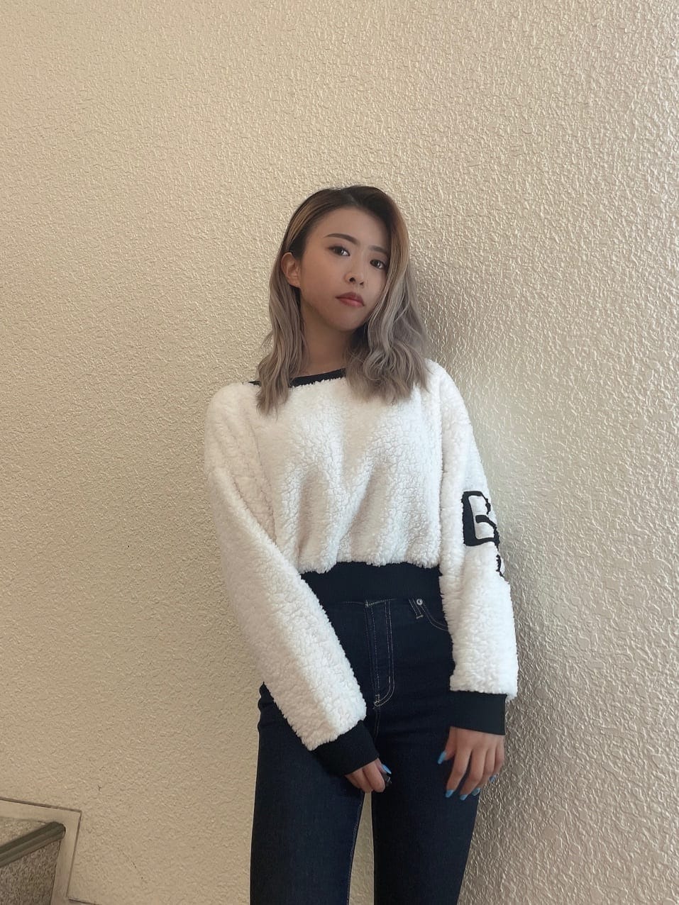 ブラウン系のブーツ、ブルー系のデニムパンツ、ブルー系のデニムパンツを着用したレディースの秋コーディネートの4枚目の写真