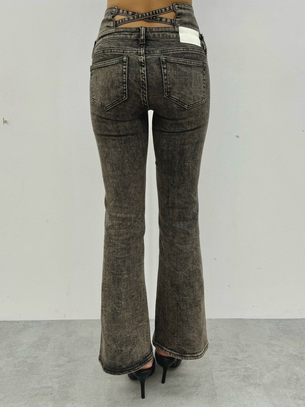 ブラック系のTシャツ/カットソー、ブラック系のデニムパンツ、ブラック系のパンプスを着用したレディースの秋コーディネートの7枚目の写真