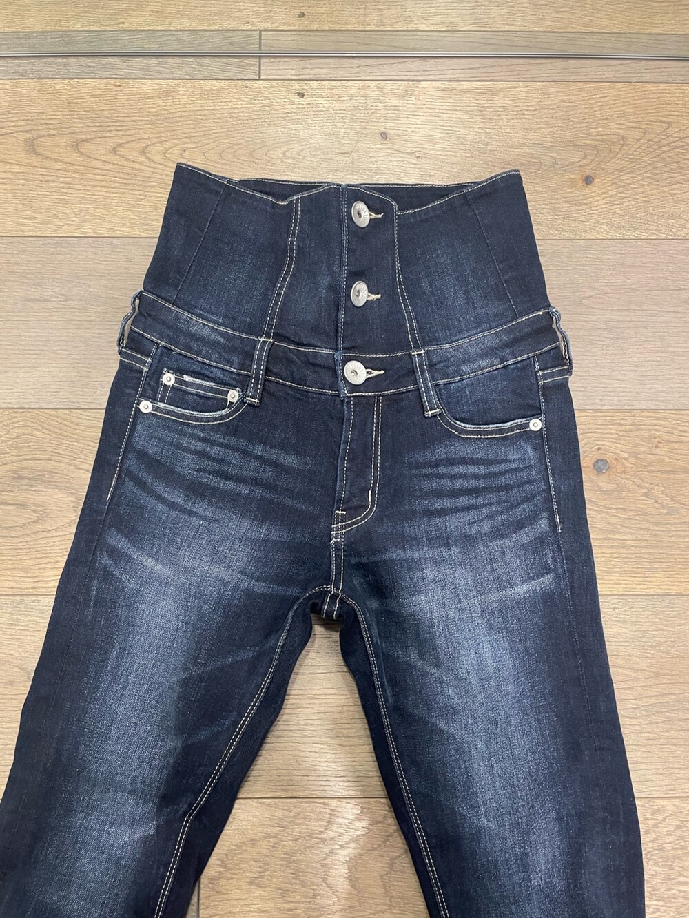 ブルー系のパンツ、ホワイト系のニット/セーター、ブラック系のブーツを着用したレディースの秋コーディネートの7枚目の写真