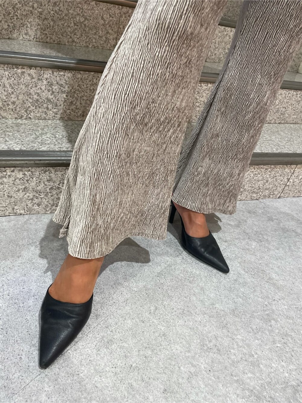 ブラック系のパンプス、ホワイト系のシャツ/ブラウス、グレー系のその他パンツを着用したレディースの夏コーディネートの7枚目の写真