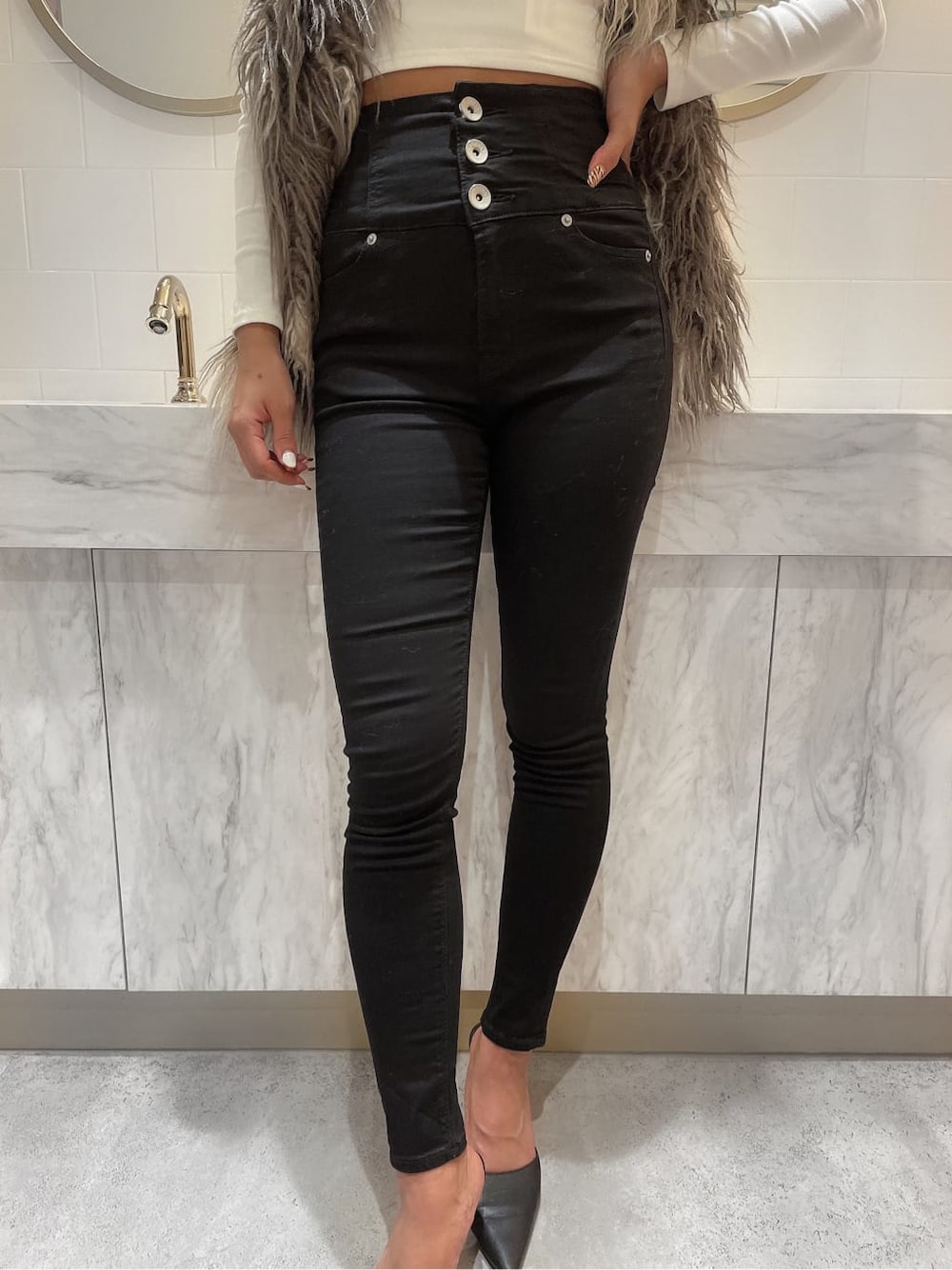 その他のベスト、ブラック系のその他パンツ、ブラック系のスニーカーを着用したレディースの秋コーディネートの3枚目の写真