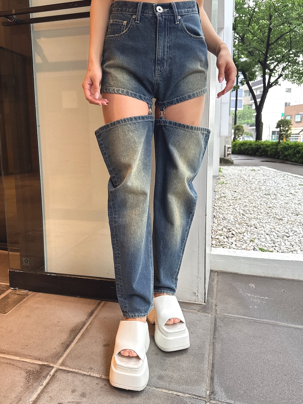 ホワイト系のタンクトップ、ブルー系のデニムパンツ、ホワイト系のサンダルを着用したレディースの春コーディネートの7枚目の写真