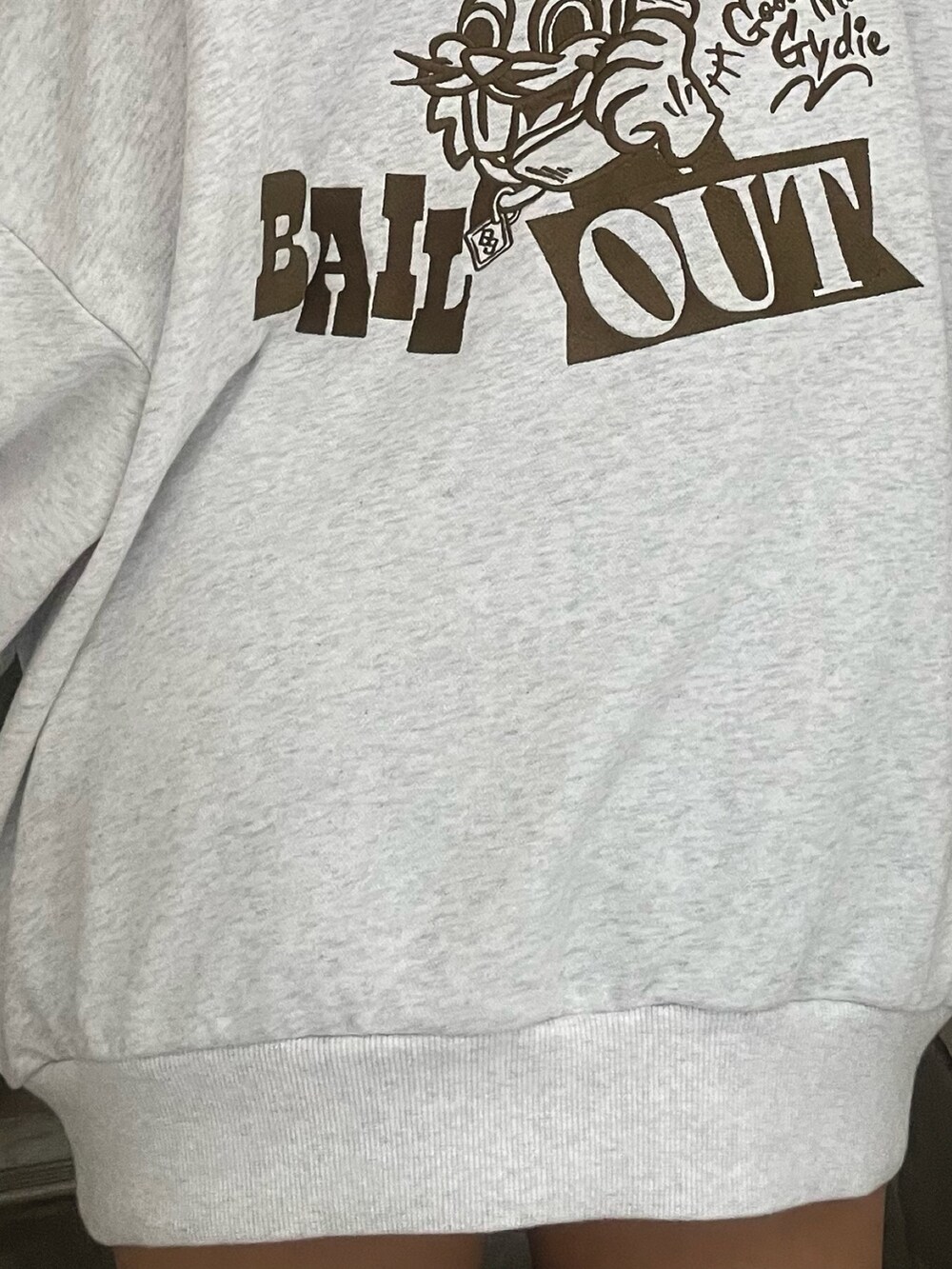 グレー系のスウェット、ブルー系のデニムスカート、ブラック系のブーツを着用したレディースの秋コーディネートの7枚目の写真