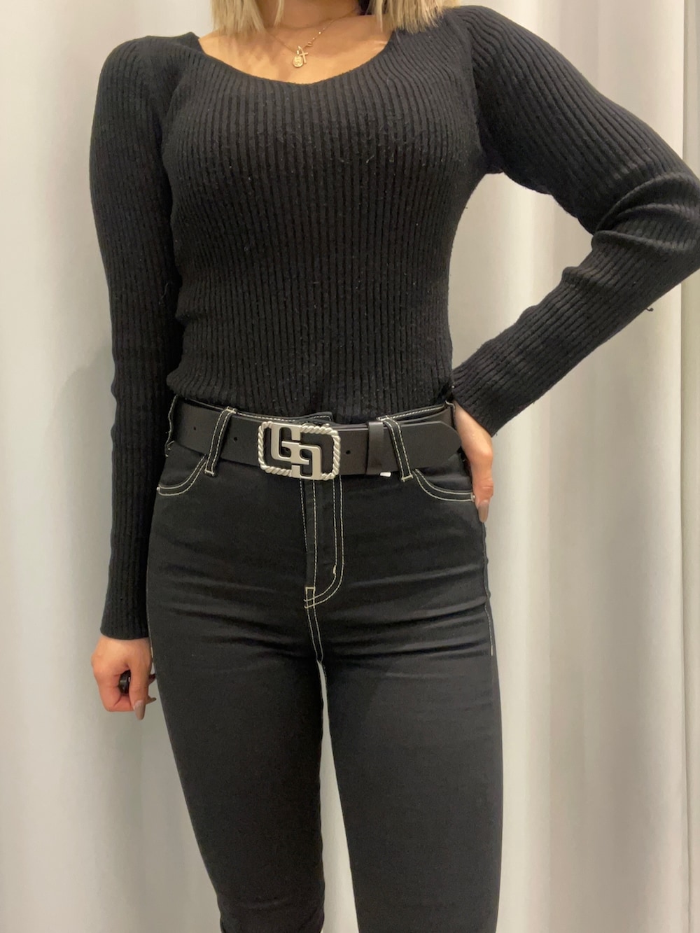 ブラック系のデニムパンツ、ブラック系のニット/セーター、ブラック系のその他アウターを着用したレディースの冬コーディネートの8枚目の写真