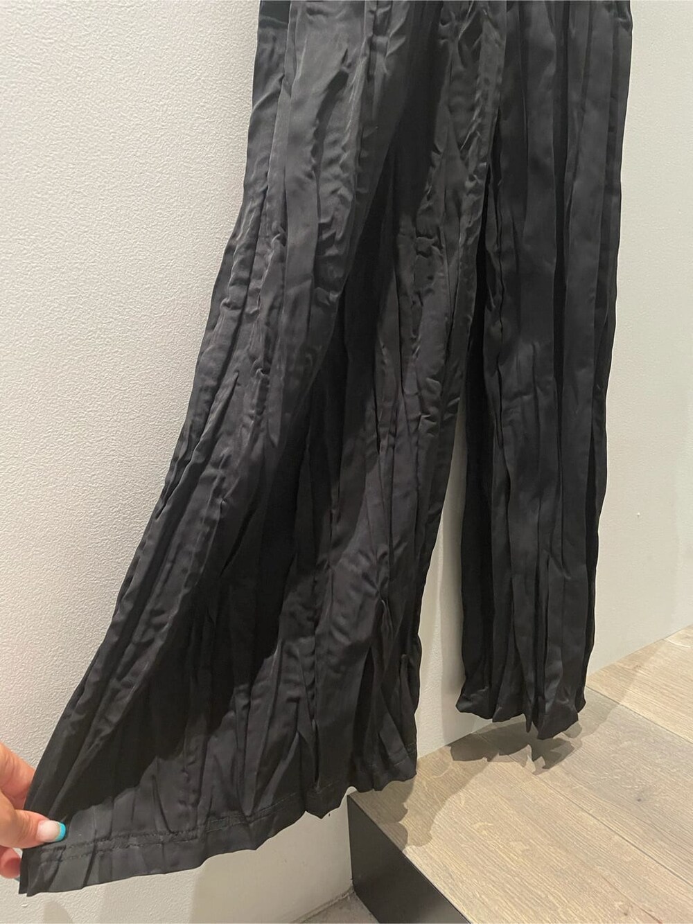 その他のパンプス、ブラック系のつなぎ/オールインワン、ゴールド系のネックレスを着用したレディースの夏コーディネートの4枚目の写真