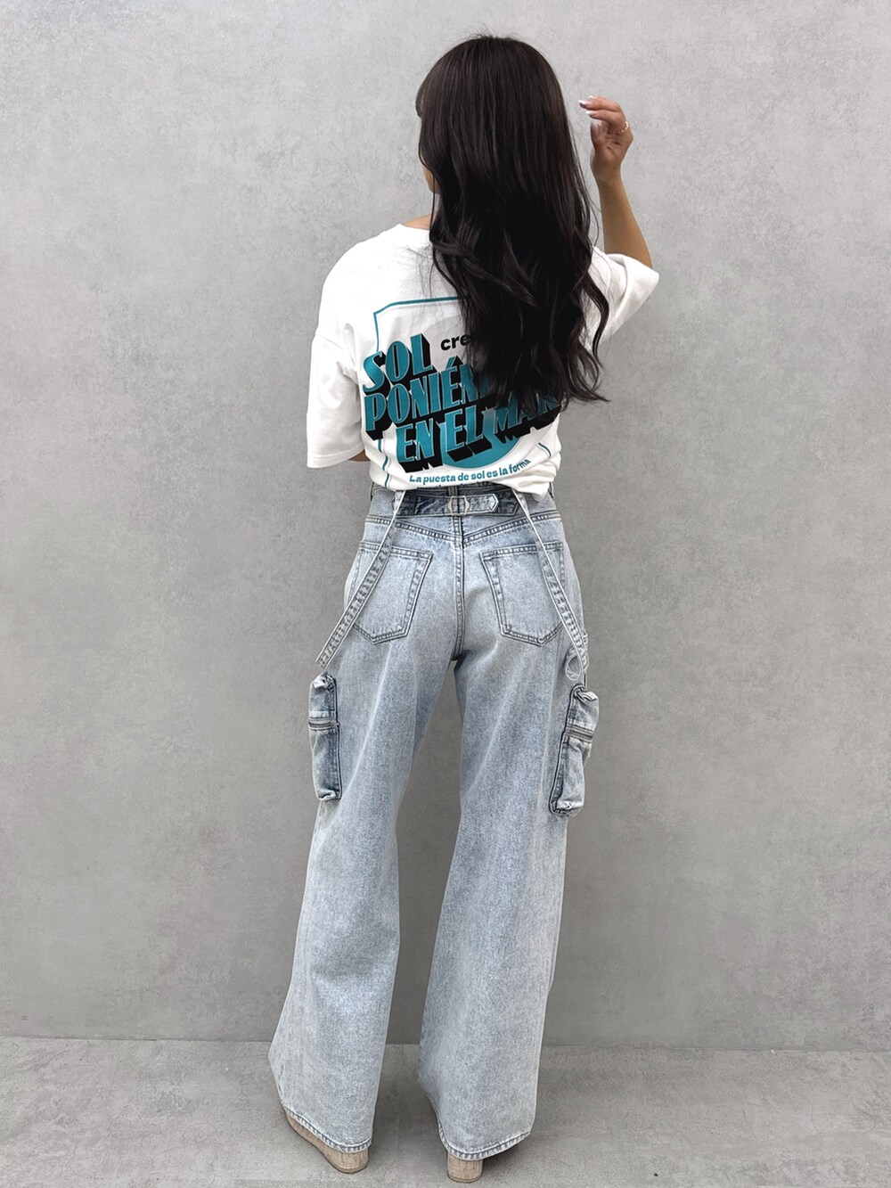 ホワイト系のTシャツ/カットソー、ブルー系のデニムパンツ、ホワイト系のサンダルを着用したレディースの夏コーディネートの3枚目の写真