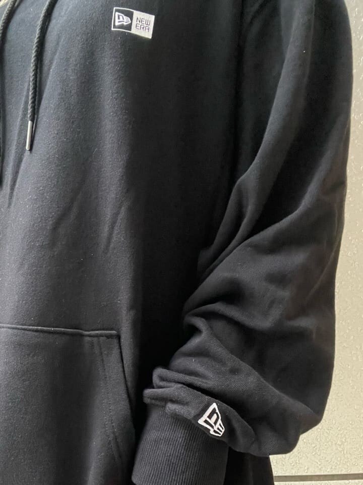 ブラック系のブーツ、ブラック系のバックパック/リュック、ブラック系のTシャツ/カットソーを着用したレディースの秋コーディネートの7枚目の写真