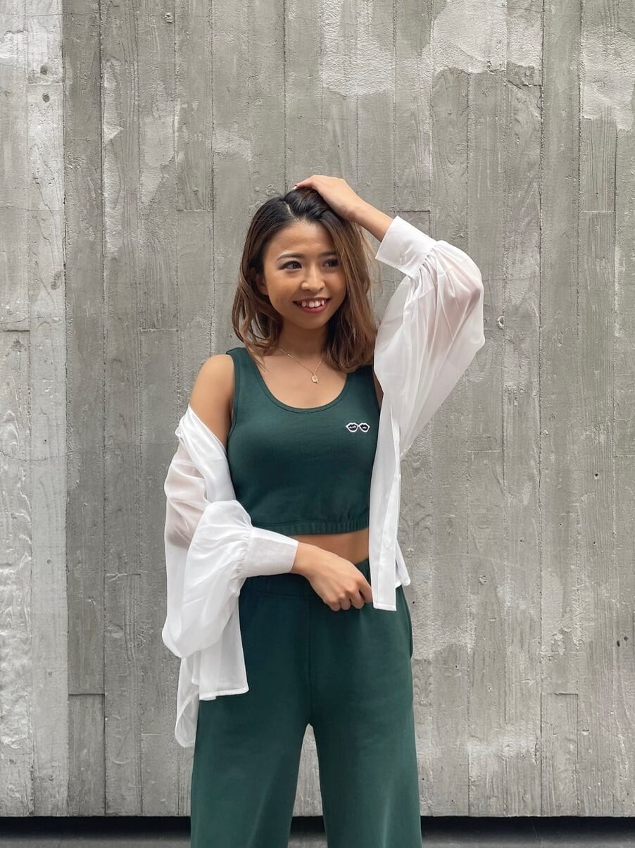 ブラック系のショルダーバッグ、ホワイト系のシャツ/ブラウス、グリーン系のスウェットパンツを着用したレディースの春コーディネートの5枚目の写真