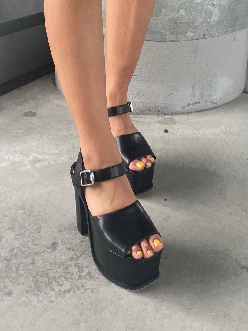 グリーン系のスカート、グリーン系のニット/セーター、ブラック系のサンダルを着用したレディースの夏コーディネートの8枚目の写真