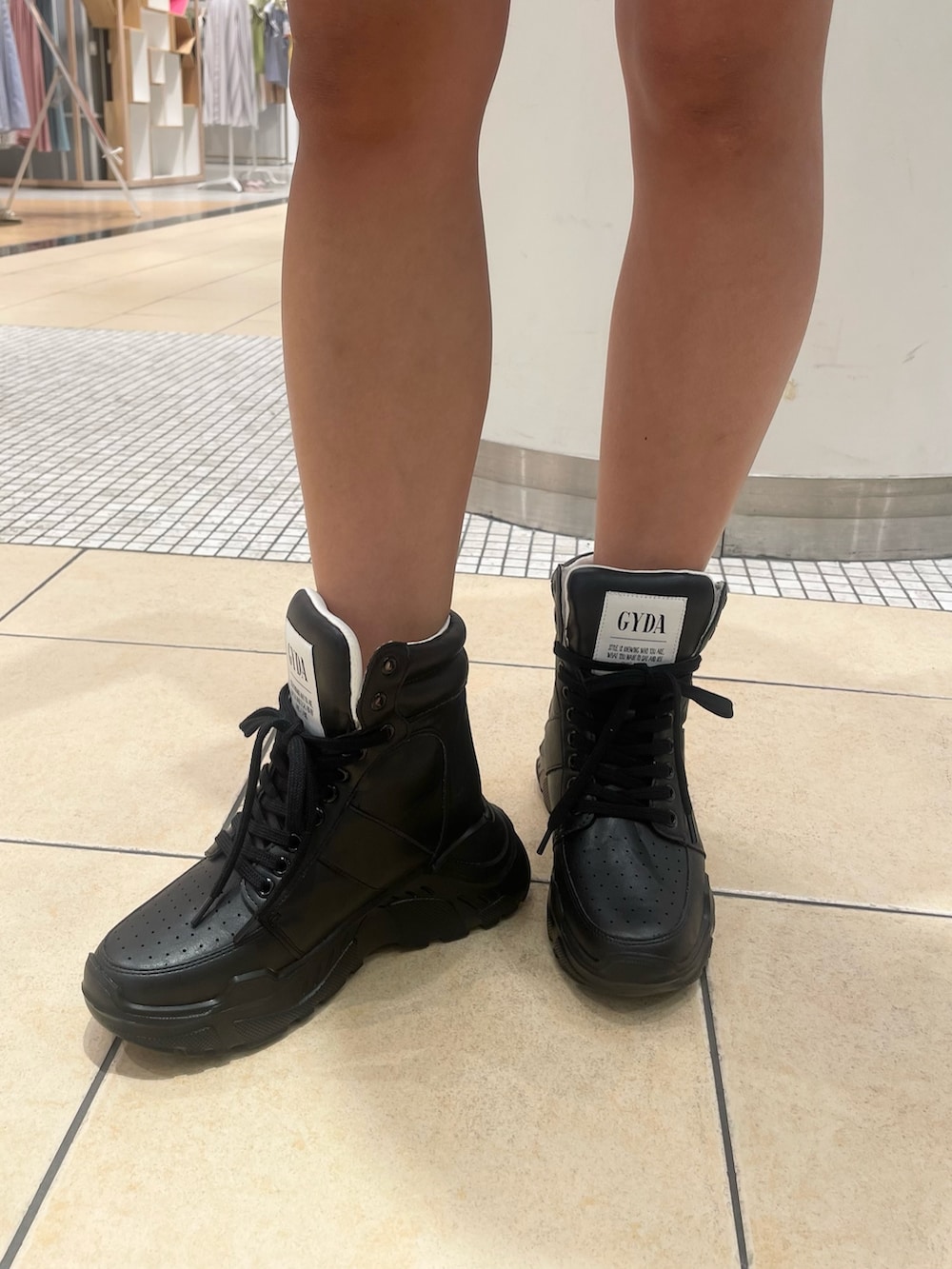 ホワイト系のパーカー、ホワイト系のスウェットパンツ、ブラック系のスニーカーを着用したレディースの夏コーディネートの8枚目の写真