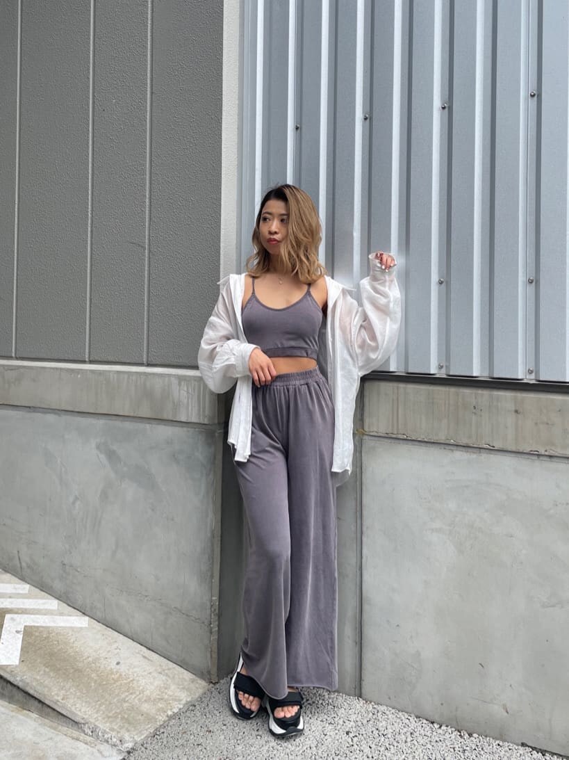 ホワイト系のシャツ/ブラウス、グレー系のその他パンツ、その他のサンダルを着用したレディースの春コーディネートの2枚目の写真
