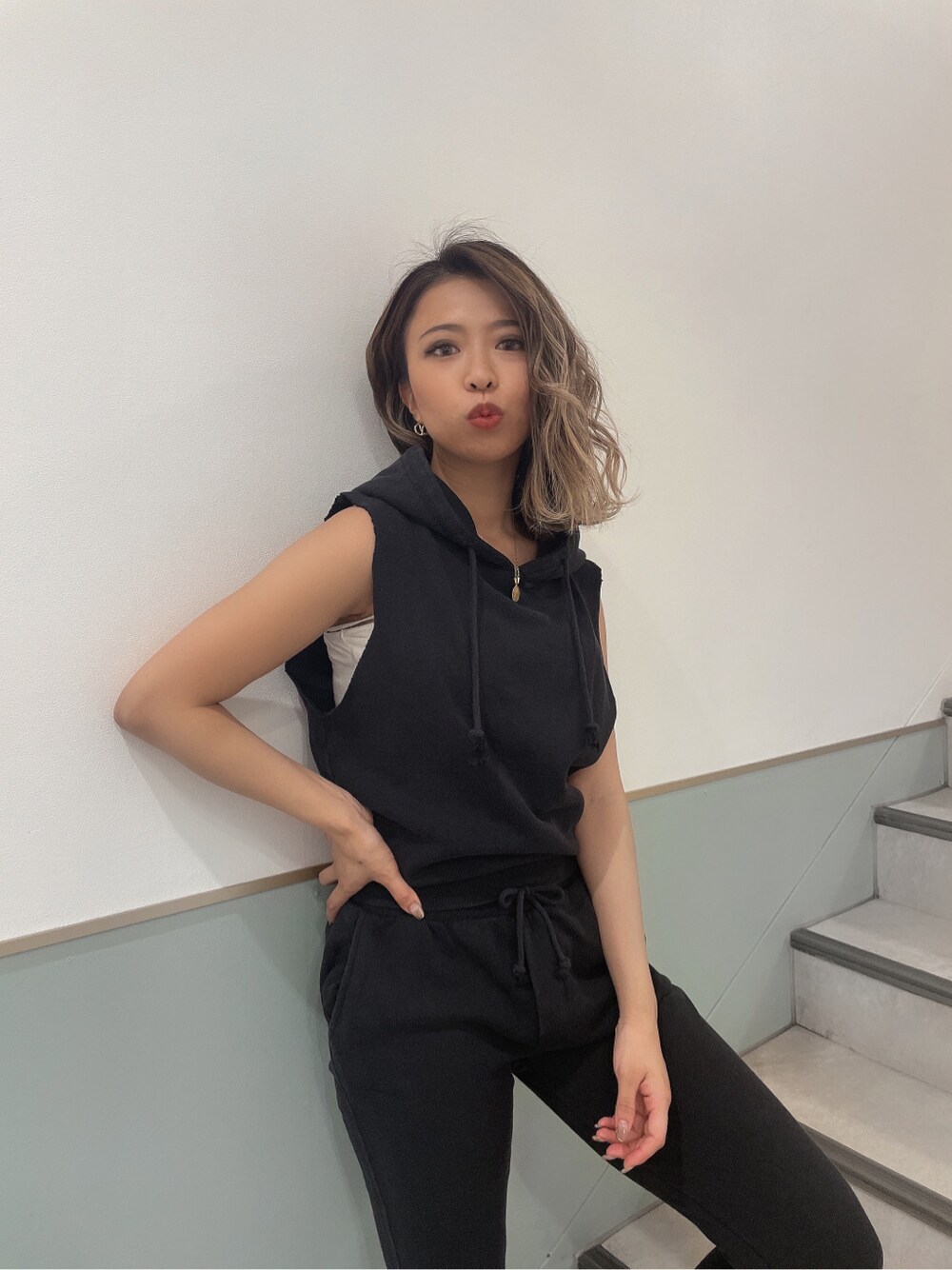 ホワイト系のキャミソール、ブラック系のその他パンツ、ブラック系のサンダルを着用したレディースの春コーディネートの6枚目の写真