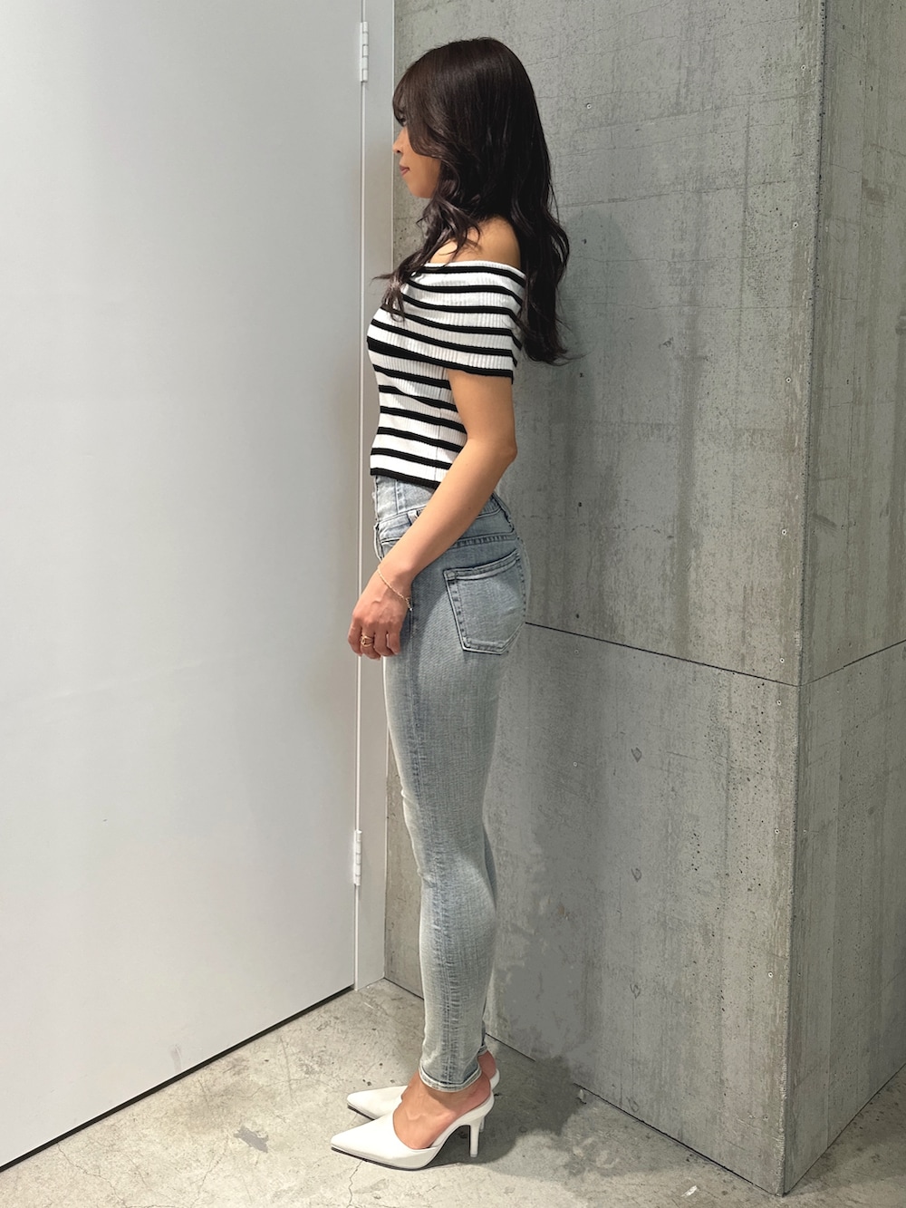 その他のニット/セーター、ブルー系のデニムパンツ、ホワイト系のパンプスを着用したレディースの夏コーディネートの3枚目の写真