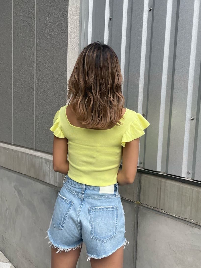 ホワイト系のシャツ/ブラウス、その他のサンダル、イエロー系のニット/セーターを着用したレディースの春コーディネートの4枚目の写真