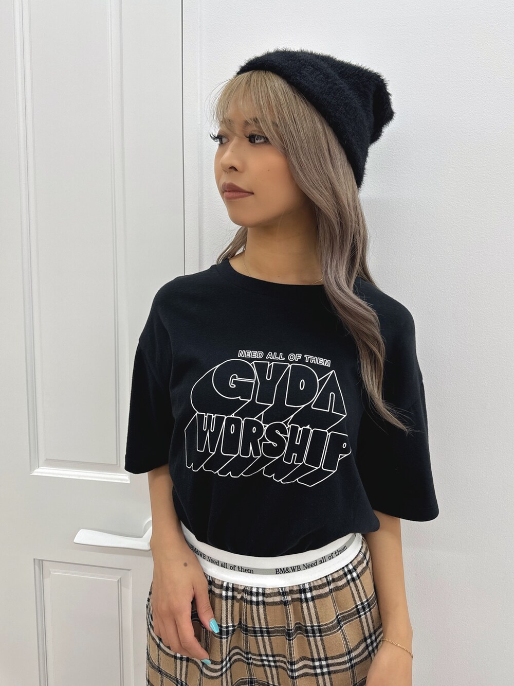 ブラック系のTシャツ/カットソー、ベージュ系のその他パンツ、ブラック系のブーツを着用したレディースの夏コーディネートの5枚目の写真