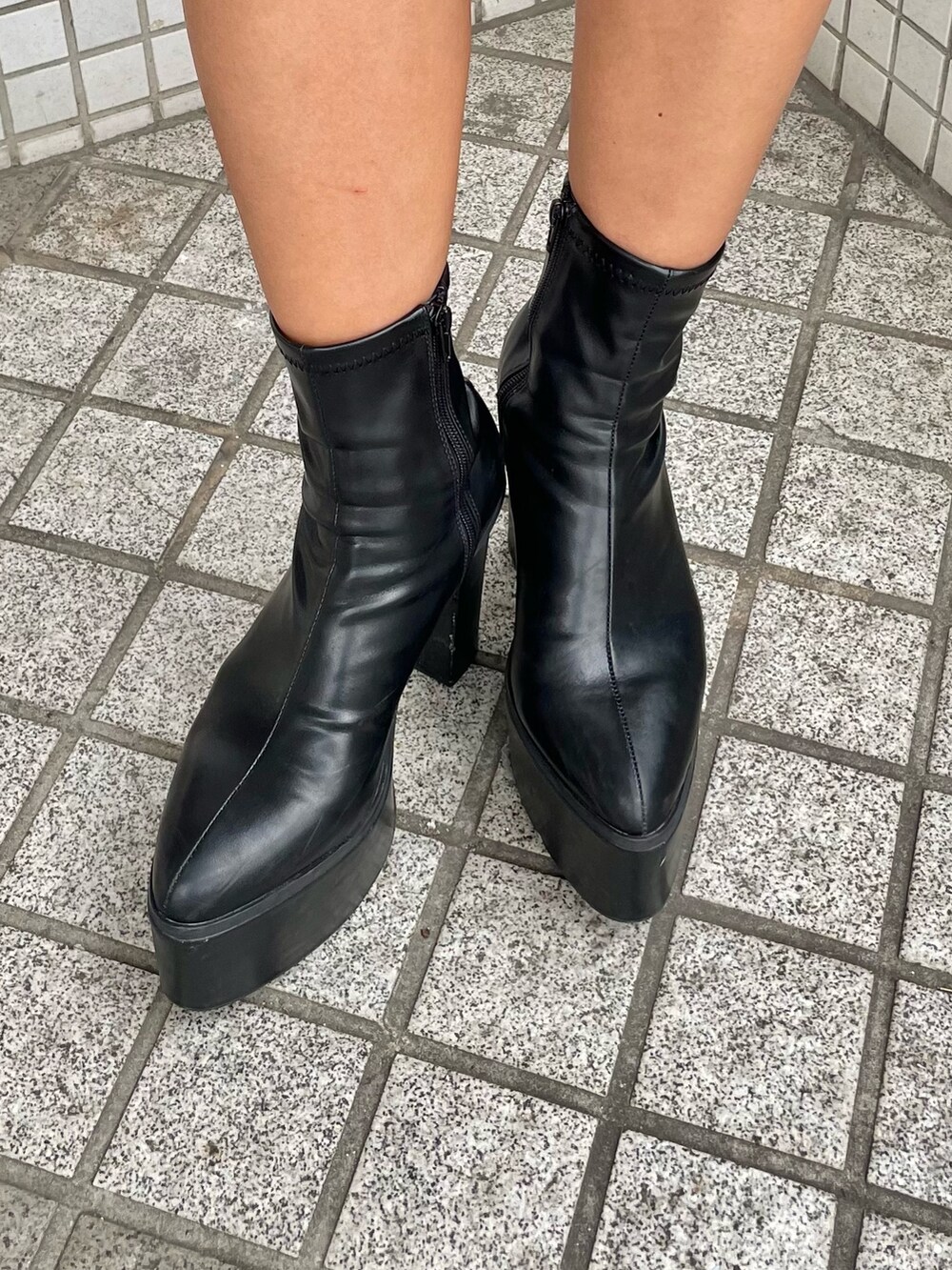 ブラック系のワンピース、ブラック系のハンドバッグ、ブラック系のスカートを着用したレディースの秋コーディネートの7枚目の写真