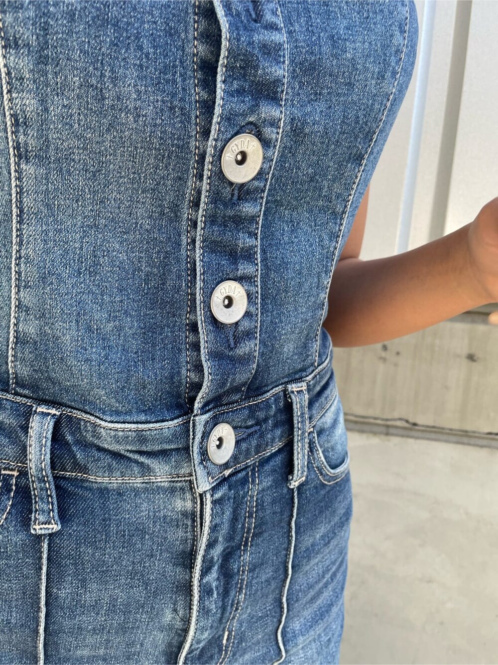 ブラック系のパンプス、ホワイト系のブルゾン、ブルー系のつなぎ/オールインワンを着用したレディースの春コーディネートの7枚目の写真