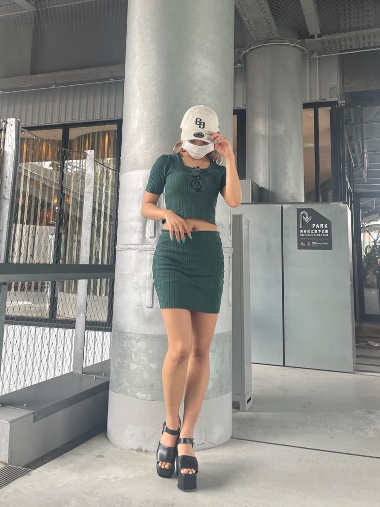 グリーン系のスカート、グリーン系のニット/セーター、ブラック系のサンダルを着用したレディースの夏コーディネートの2枚目の写真