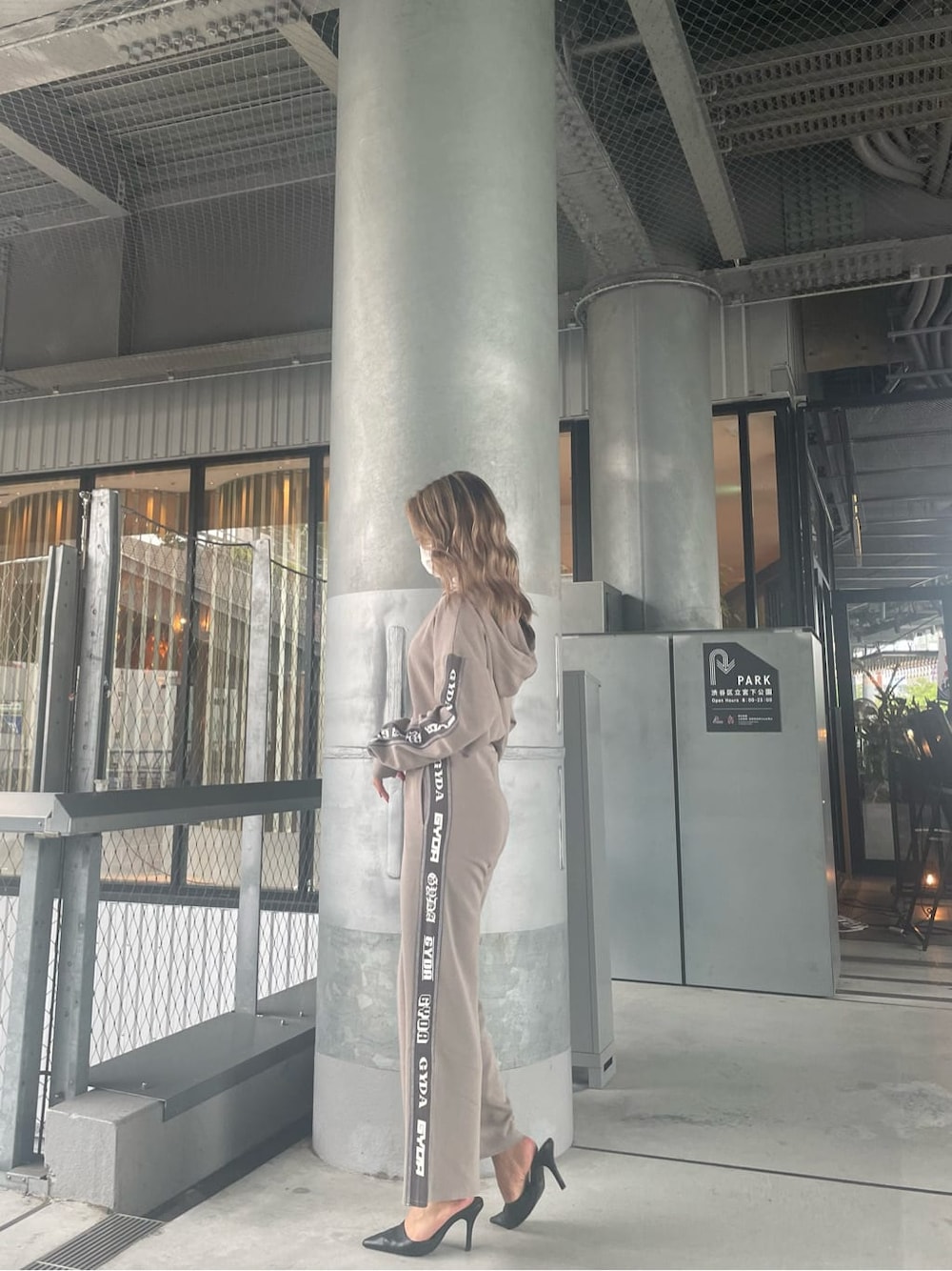 ブラック系のパンプス、ベージュ系のその他パンツ、ベージュ系のパーカーを着用したレディースの夏コーディネートの4枚目の写真