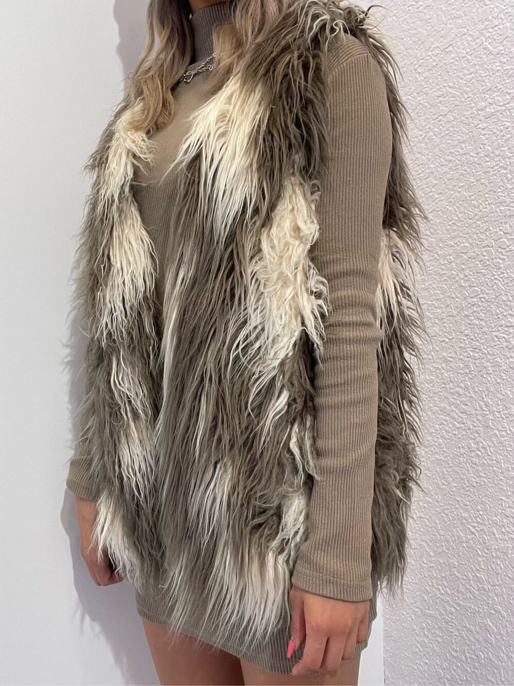 ベージュ系のワンピース、その他のベスト、ブラック系のブーツを着用したレディースの秋コーディネートの4枚目の写真