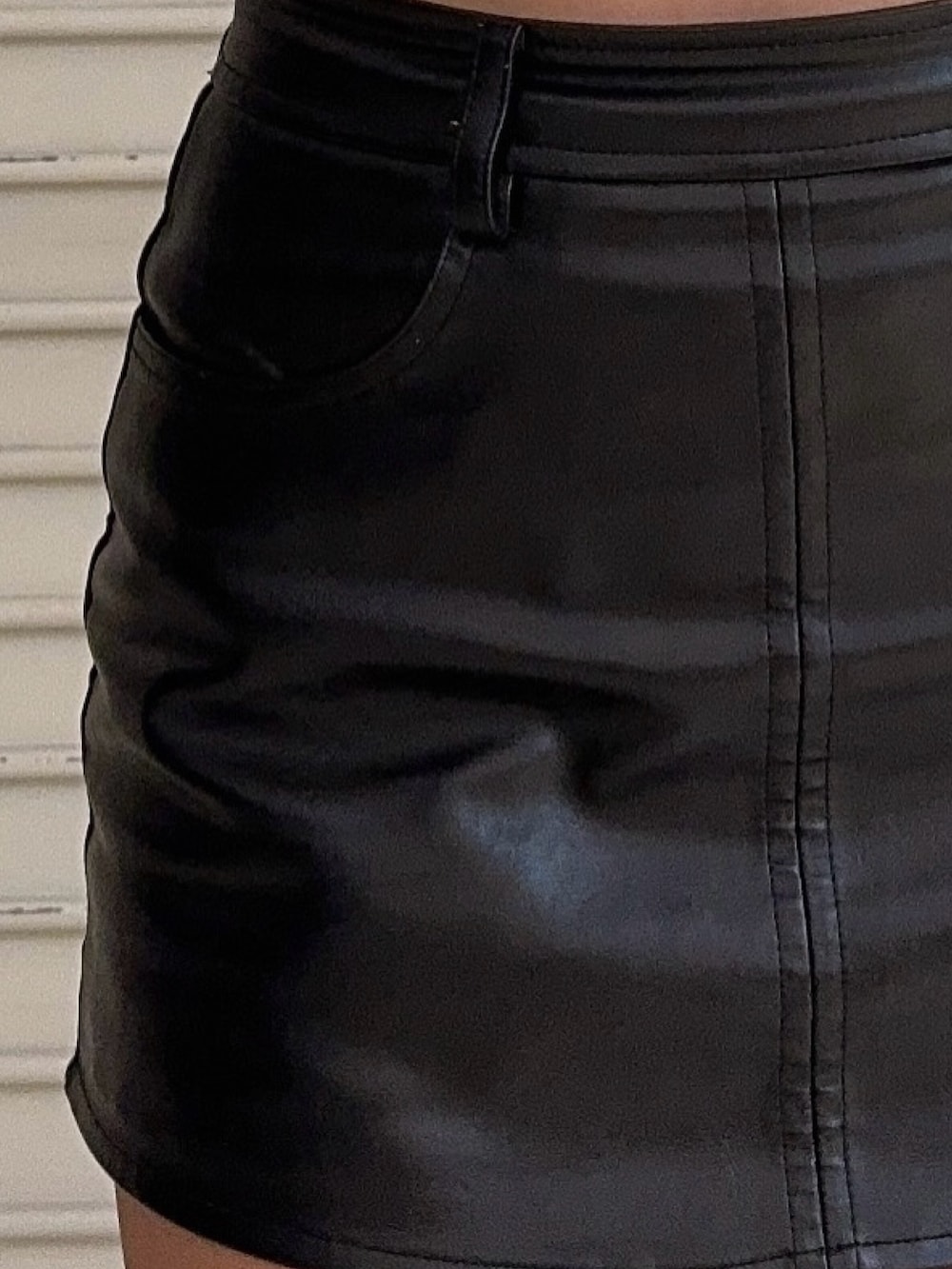 ホワイト系のニット/セーター、ブラック系のスカート、ブラック系のブーツを着用したレディースの秋コーディネートの6枚目の写真