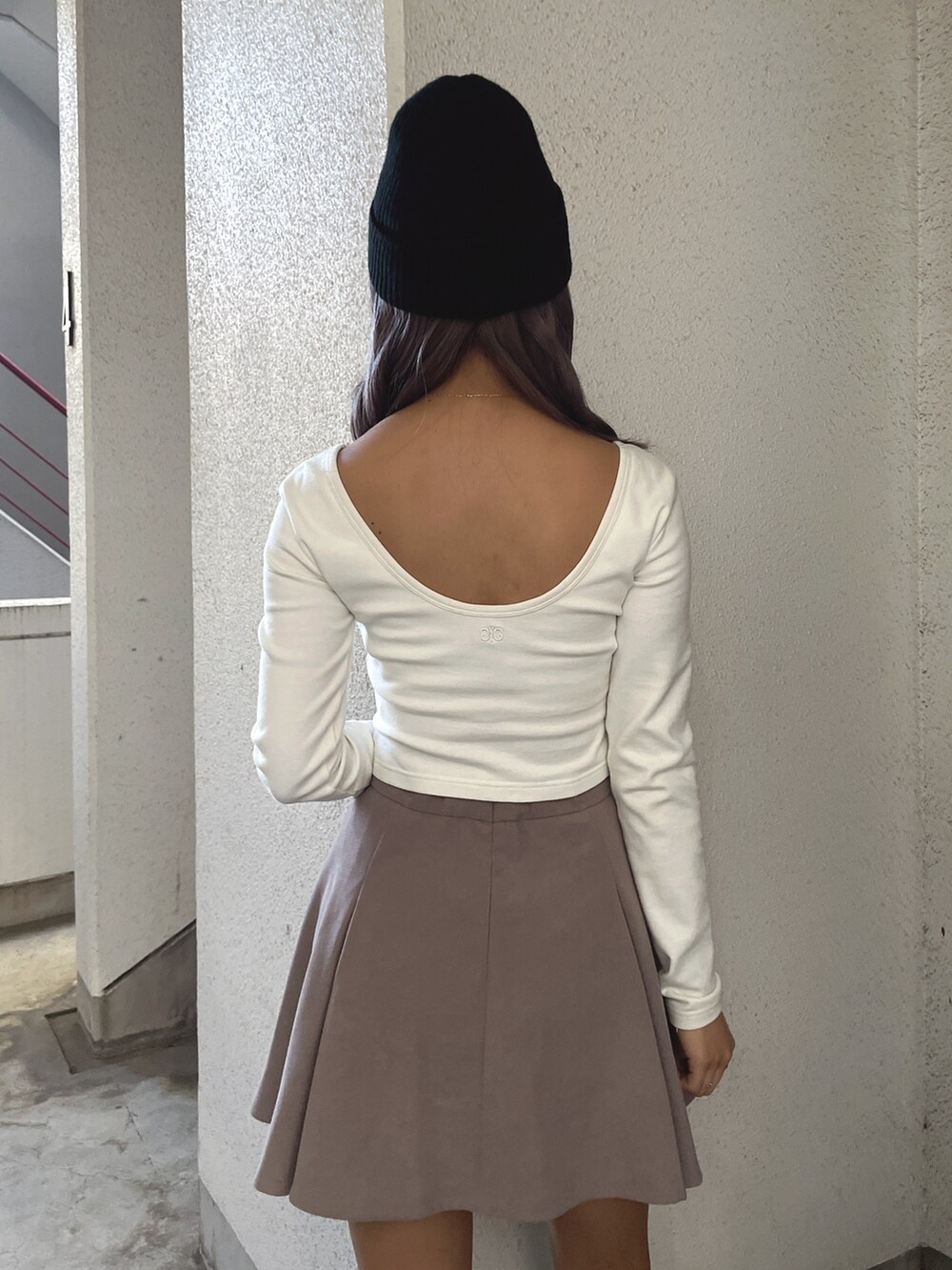 ベージュ系のブルゾン、ベージュ系のスカート、ホワイト系のTシャツ/カットソーを着用したレディースの冬コーディネートの7枚目の写真