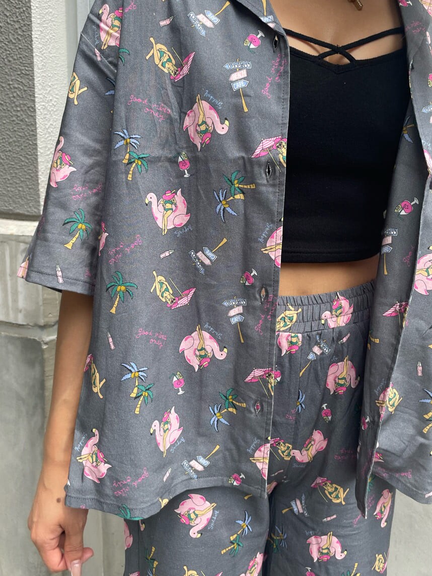 グレー系のシャツ/ブラウス、グレー系のその他パンツ、ブラック系のサンダルを着用したレディースの夏コーディネートの6枚目の写真