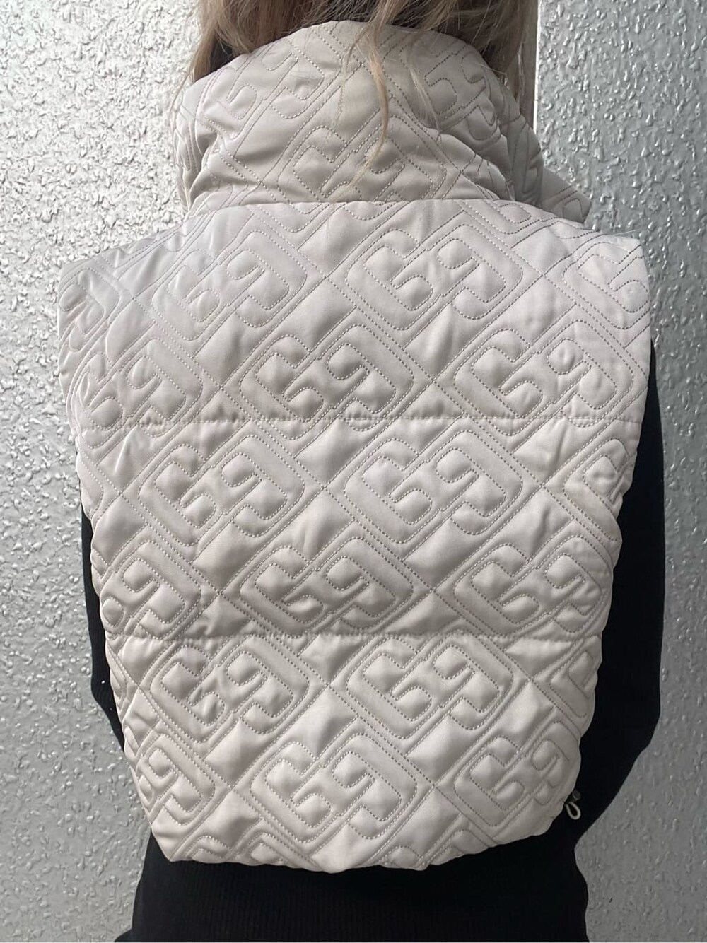 ブラック系のハンドバッグ、ブラック系のワンピース、ブラック系のブーツを着用したレディースの秋コーディネートの7枚目の写真