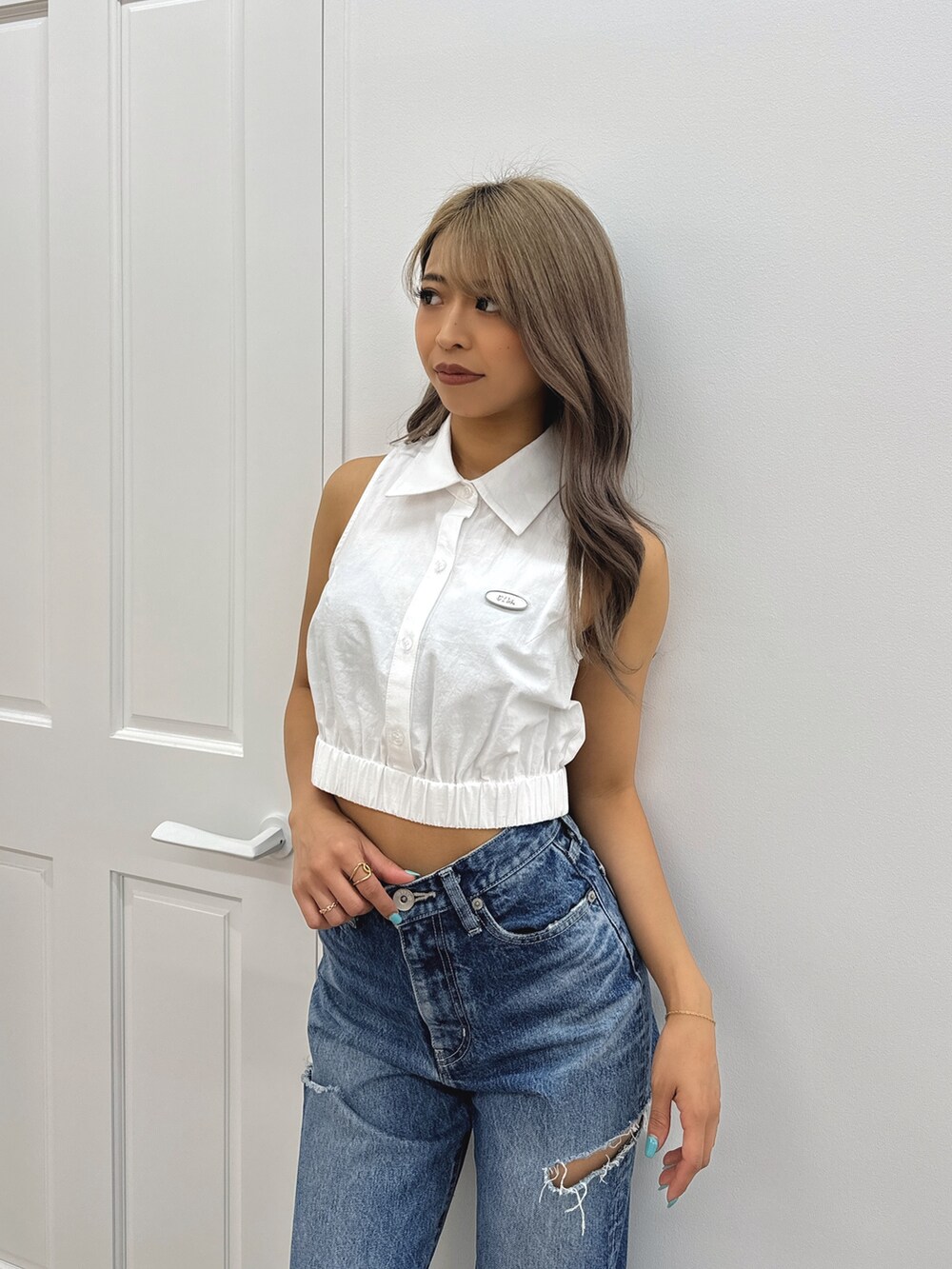 ホワイト系のシャツ/ブラウス、ブルー系のデニムパンツ、ブラック系のパンプスを着用したレディースの夏コーディネートの4枚目の写真