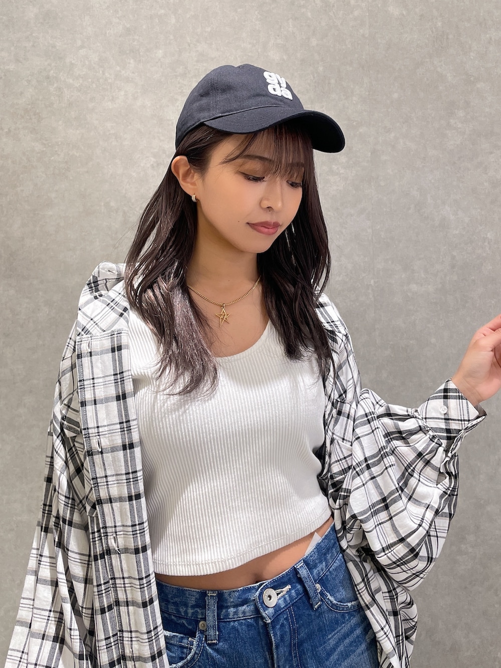 ブラック系のブーツ、ブルー系のデニムパンツ、ホワイト系のTシャツ/カットソーを着用したレディースの春コーディネートの5枚目の写真