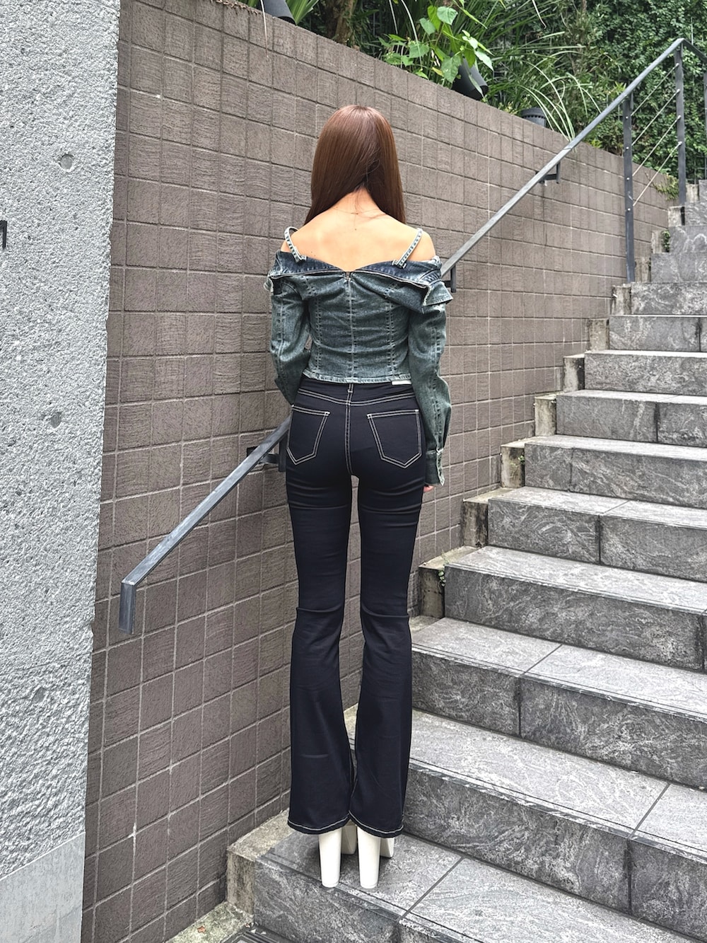 ブルー系のシャツ/ブラウス、ブラック系のデニムパンツ、ホワイト系のブーツを着用したレディースの秋コーディネートの3枚目の写真