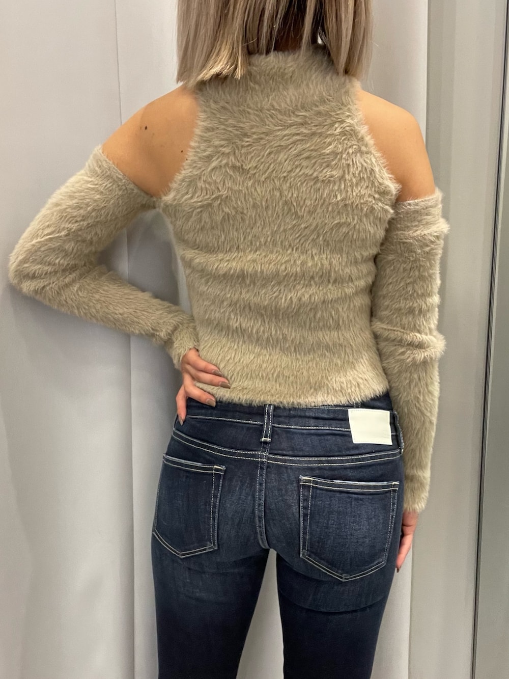 ブラック系のブーツ、ブルー系のパンツ、ブラック系のその他アウターを着用したレディースの秋コーディネートの7枚目の写真