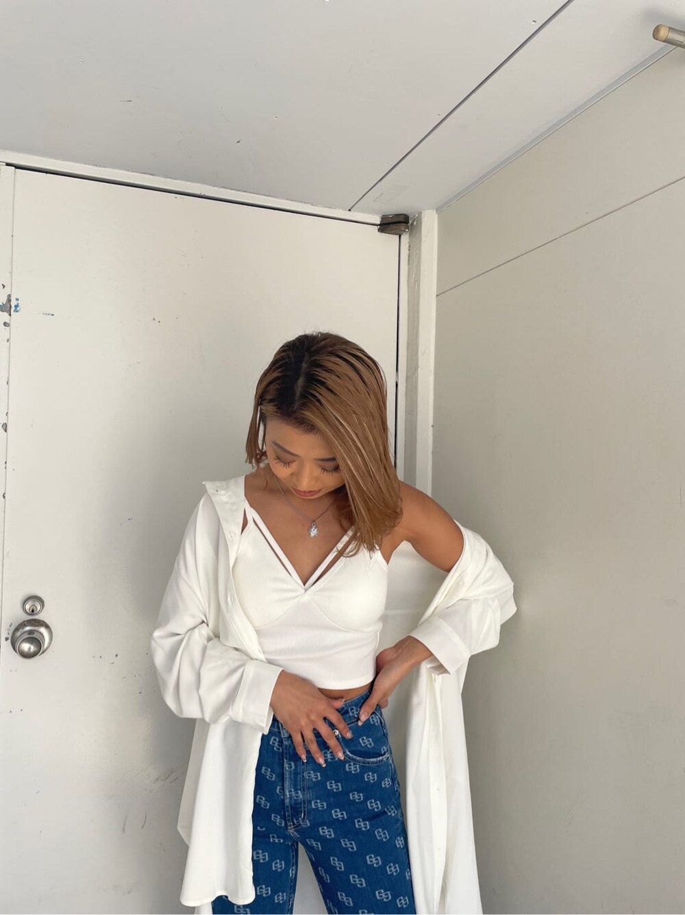 ホワイト系のパンプス、ホワイト系のキャミソール、ホワイト系のシャツ/ブラウスを着用したレディースの春コーディネートの5枚目の写真