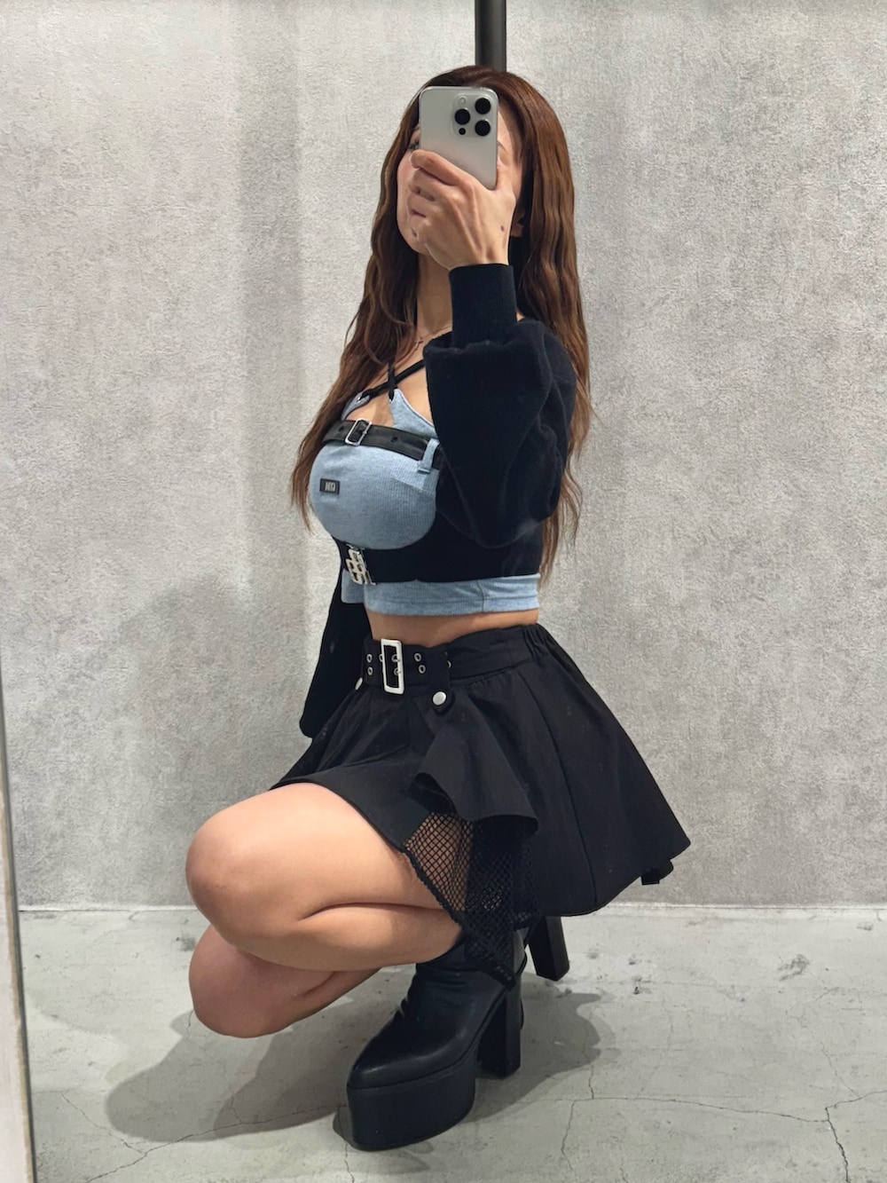 ブルー系のTシャツ/カットソー、ブラック系のカーディガン/ボレロ、ブラック系のスカートを着用したレディースの春コーディネートの7枚目の写真