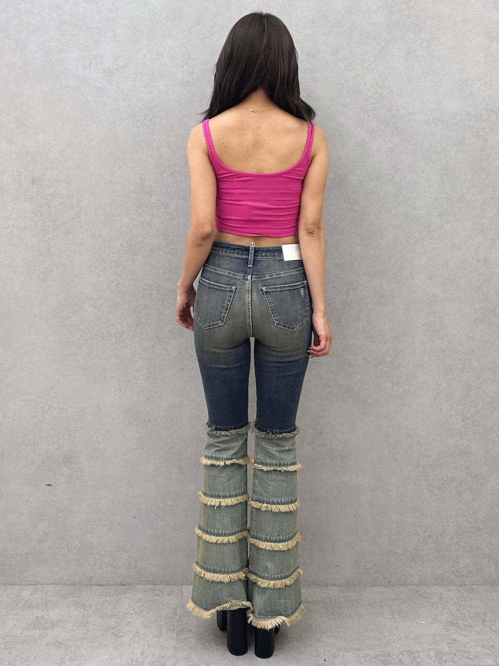 ピンク系のキャミソール、ブルー系のデニムパンツ、ブラック系のサンダルを着用したレディースの夏コーディネートの3枚目の写真