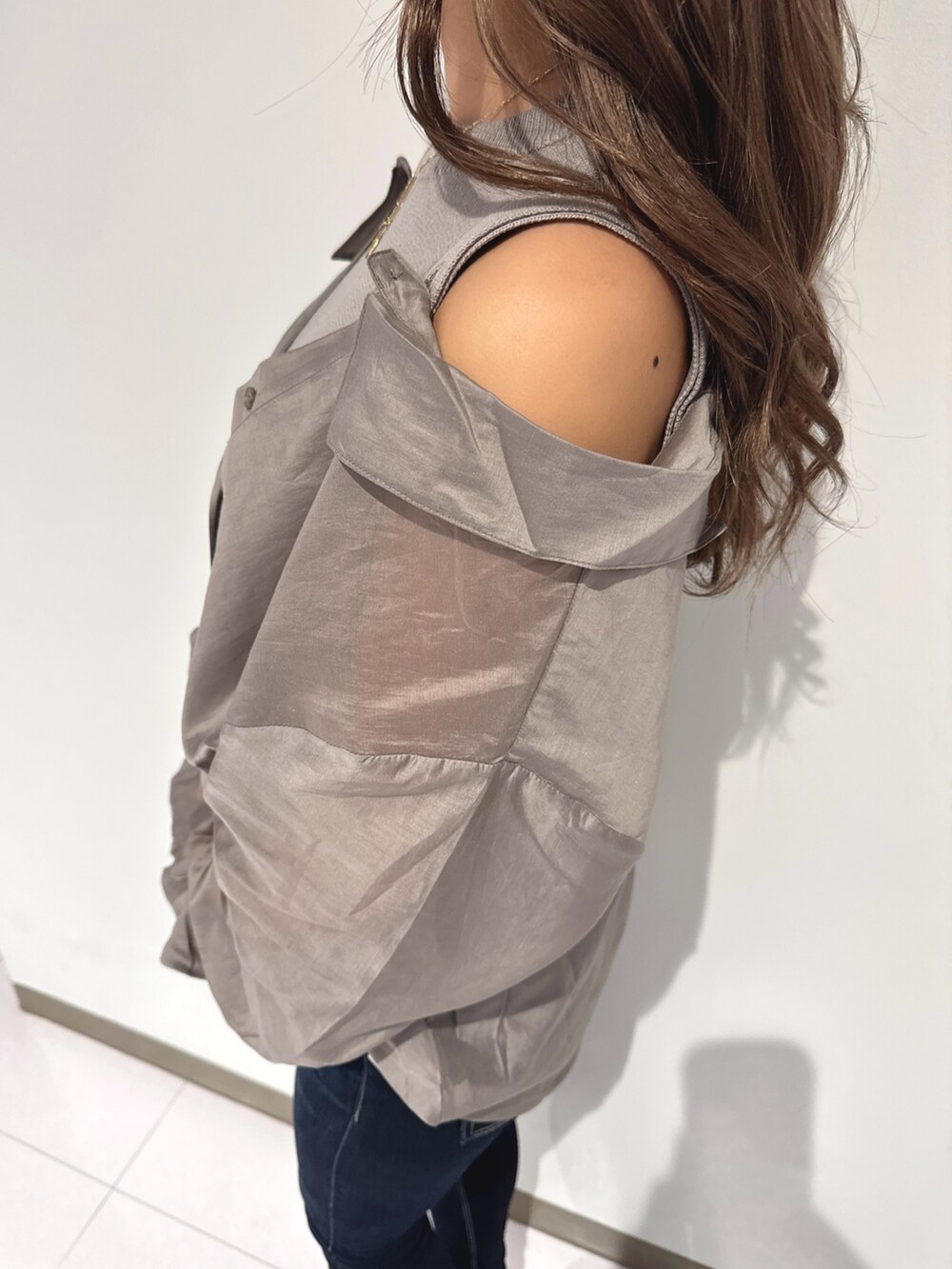 ベージュ系のシャツ/ブラウス、ブルー系のデニムパンツ、ホワイト系のパンプスを着用したレディースの春コーディネートの6枚目の写真