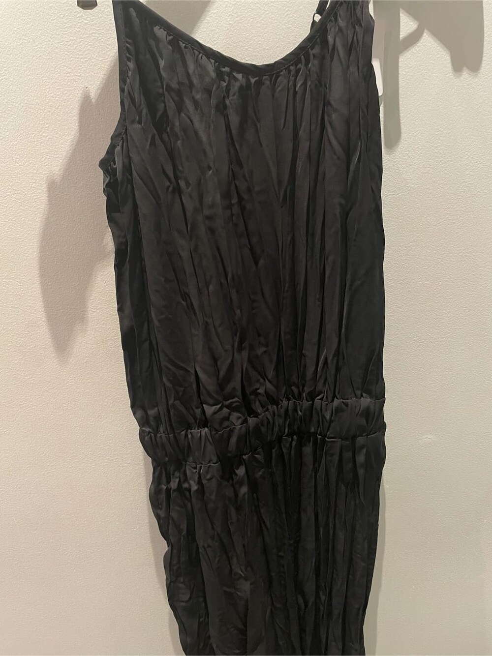 その他のパンプス、ブラック系のつなぎ/オールインワン、ゴールド系のネックレスを着用したレディースの夏コーディネートの7枚目の写真