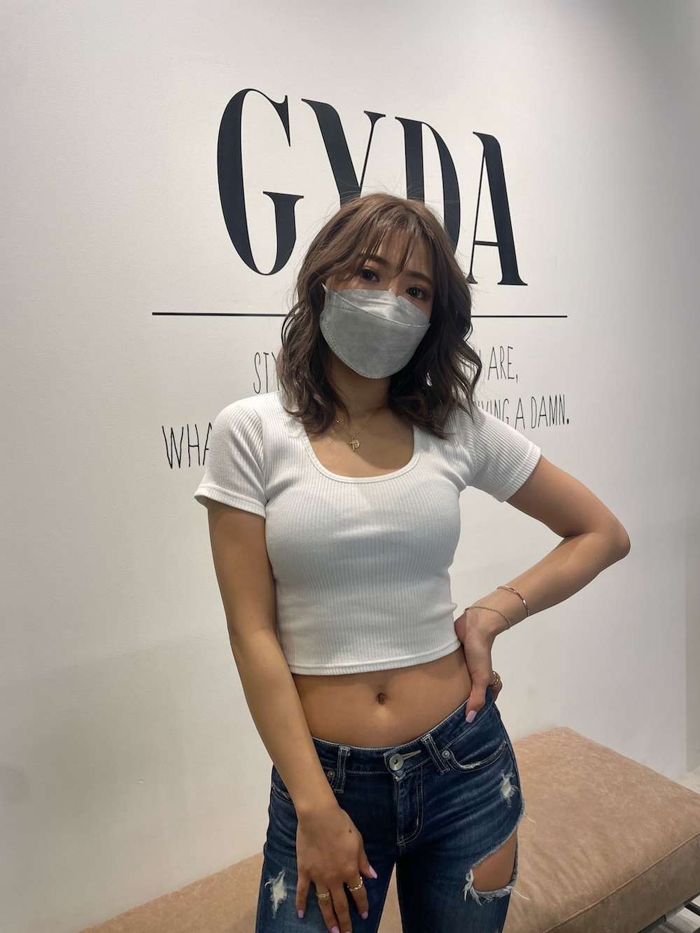 ホワイト系のTシャツ/カットソー、ブルー系のデニムパンツを着用したレディースの春コーディネートの3枚目の写真