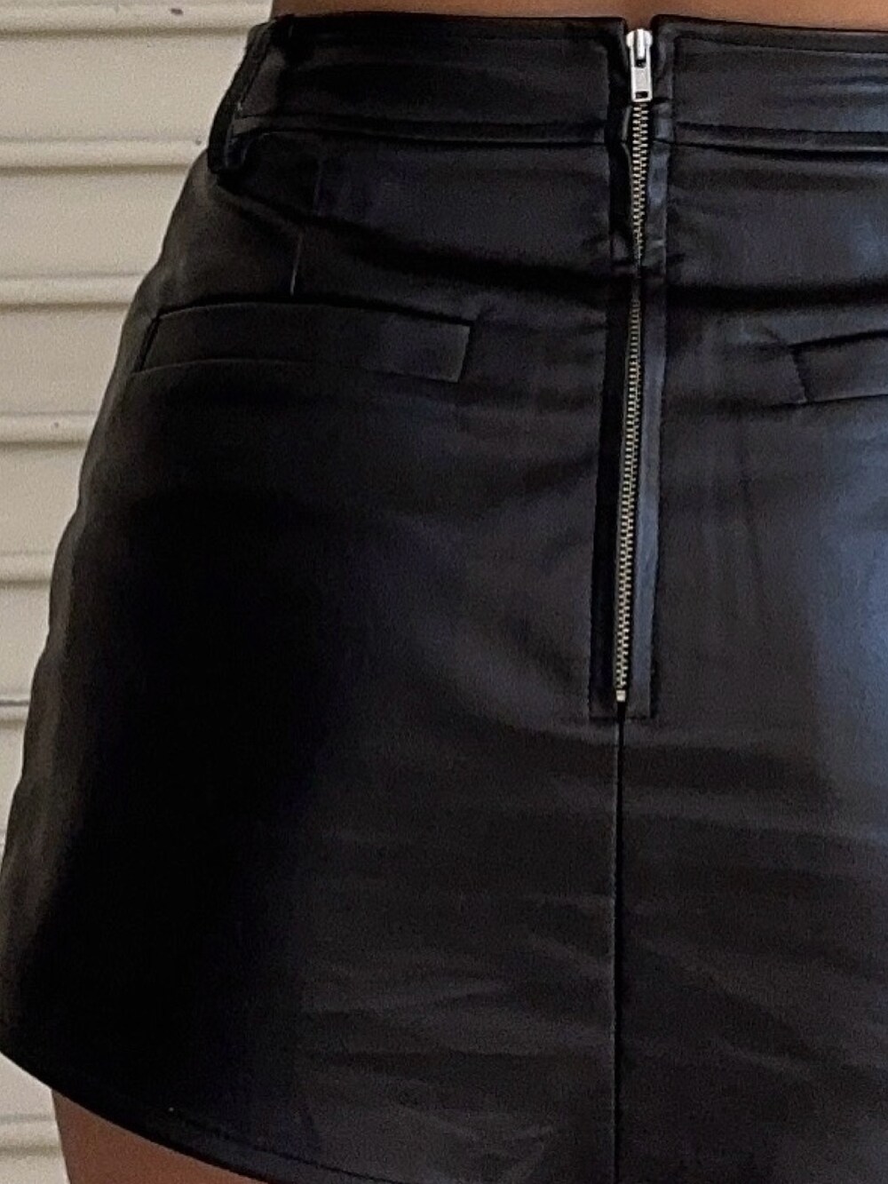 ホワイト系のニット/セーター、ブラック系のスカート、ブラック系のブーツを着用したレディースの秋コーディネートの7枚目の写真