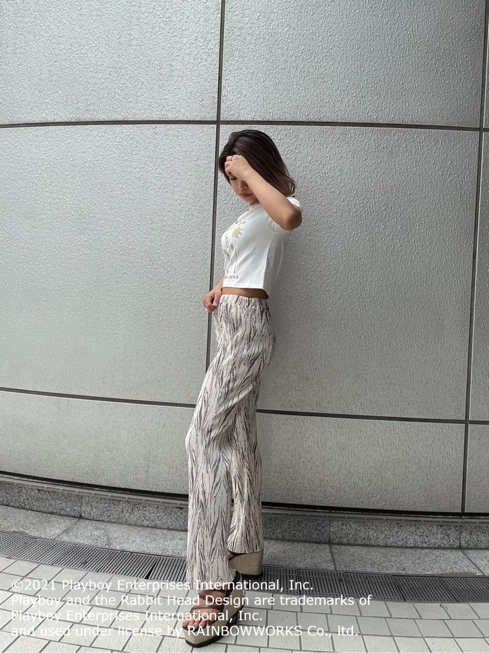 ブラック系のサンダル、ホワイト系のその他パンツ、ホワイト系のTシャツ/カットソーを着用したレディースの夏コーディネートの3枚目の写真