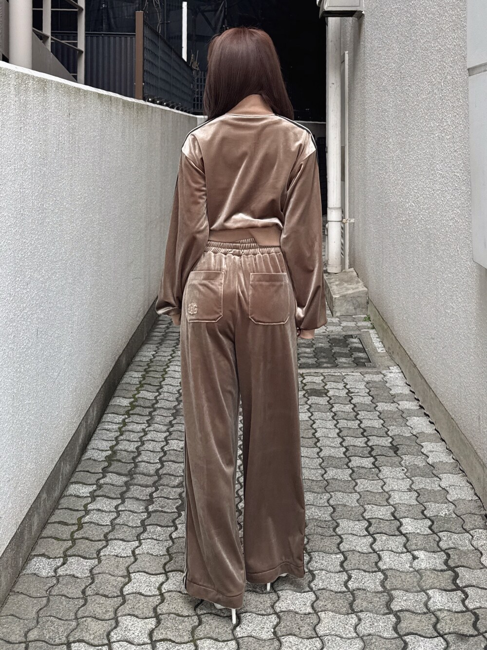 ベージュ系のブルゾン、ベージュ系のその他パンツ、ホワイト系のパンプスを着用したレディースの秋コーディネートの4枚目の写真