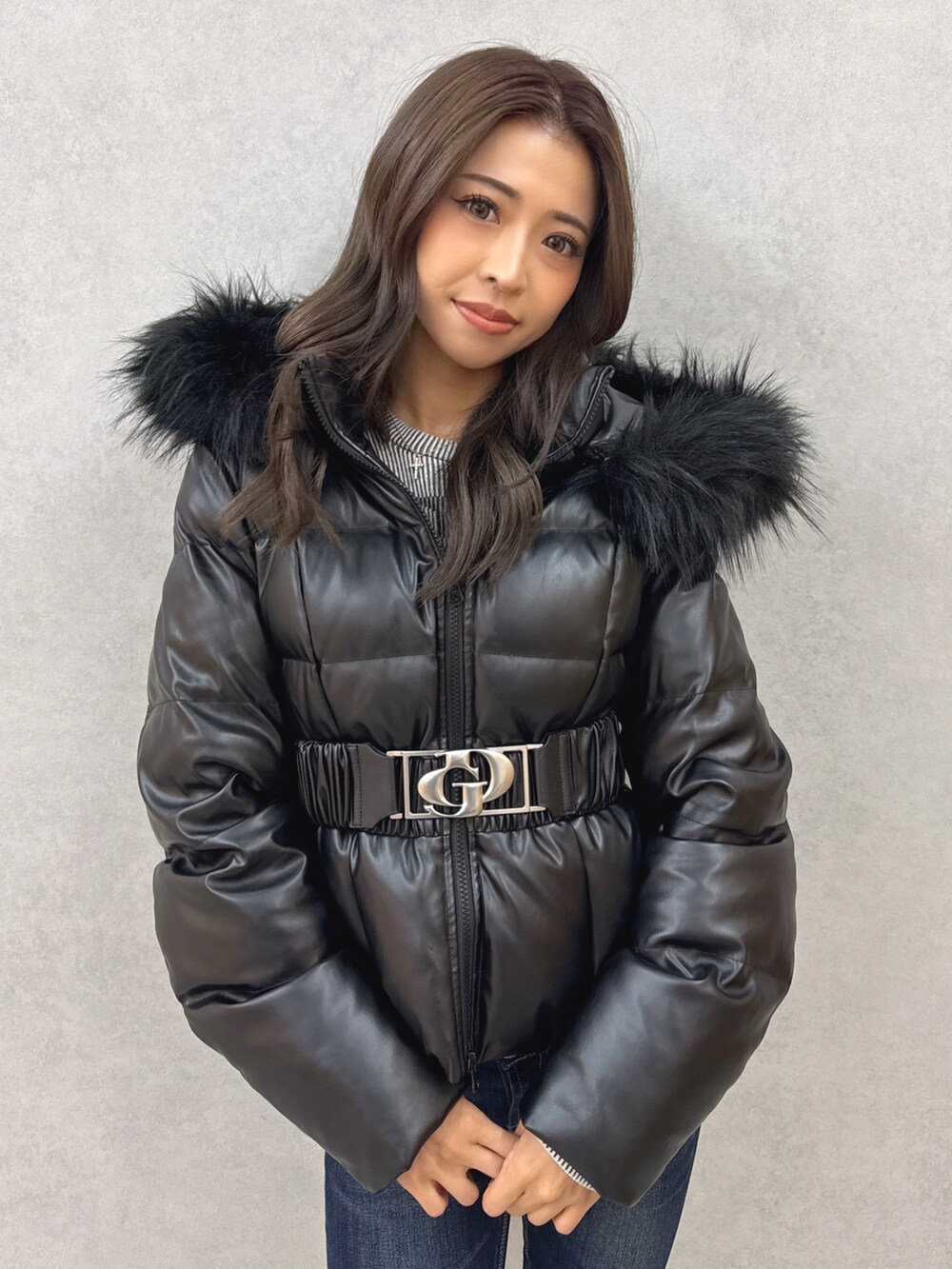 ホワイト系のニット/セーター、ブルー系のデニムパンツ、ブラック系のブーツを着用したレディースの秋コーディネートの5枚目の写真