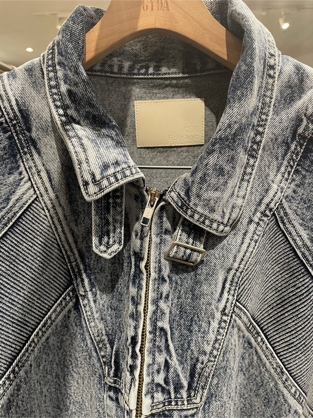 ブルー系のブルゾン、ブラック系のブーツ、ブラック系のニット/セーターを着用したレディースの冬コーディネートの3枚目の写真