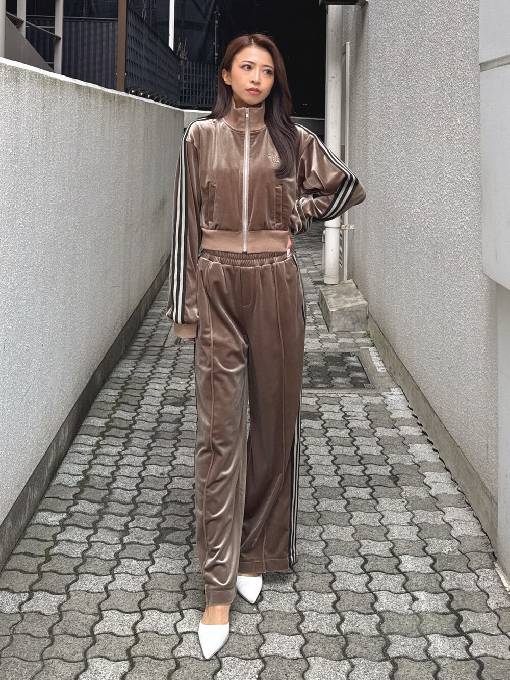 ベージュ系のブルゾン、ベージュ系のその他パンツ、ホワイト系のパンプスを着用したレディースの秋コーディネートの2枚目の写真