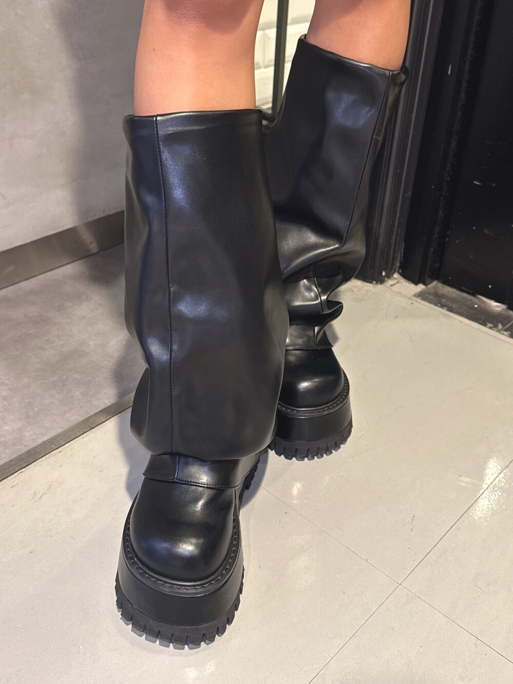 ホワイト系のニット/セーター、グリーン系のその他パンツ、ブラック系のブーツを着用したレディースの秋コーディネートの8枚目の写真