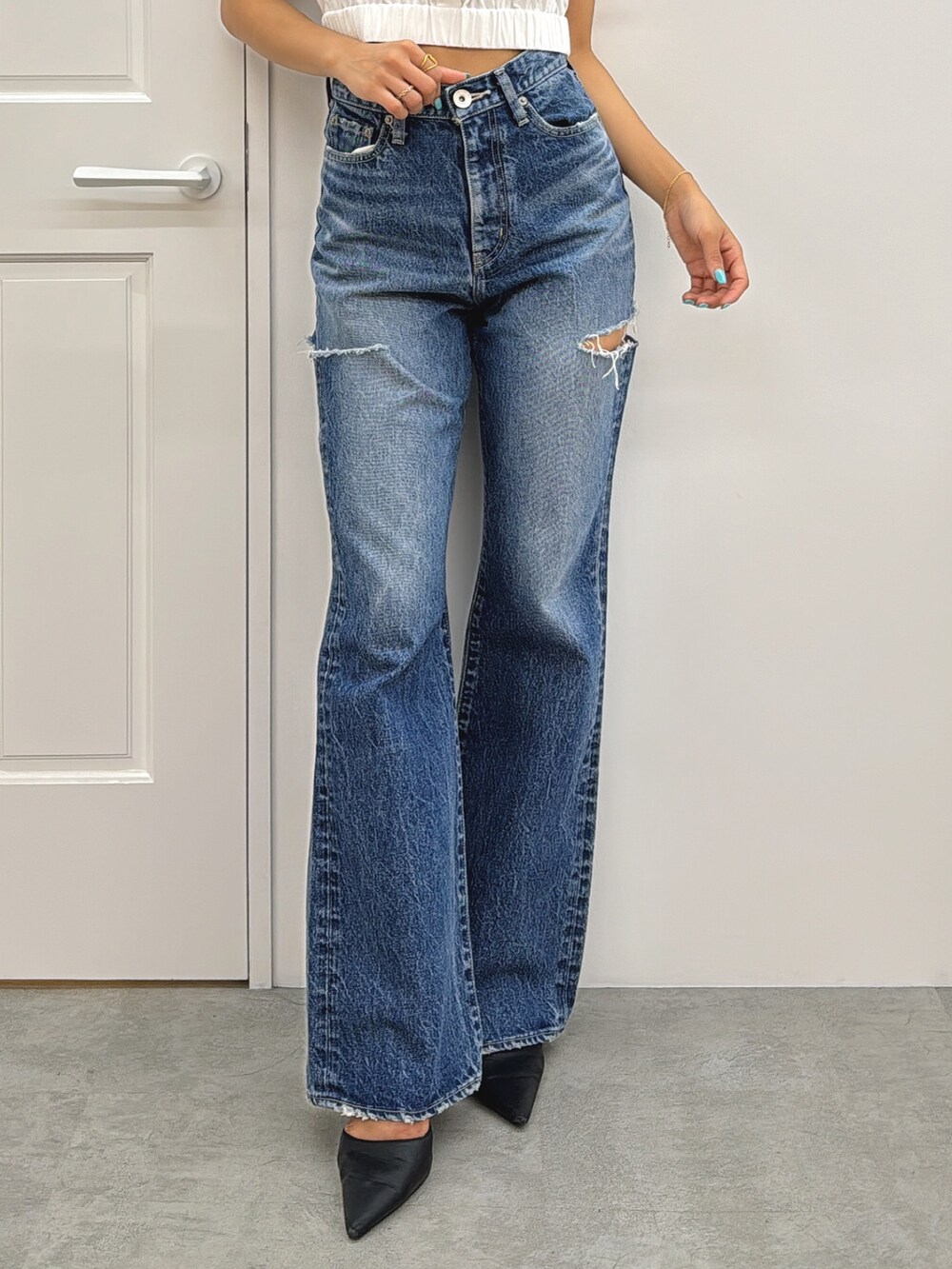 ホワイト系のシャツ/ブラウス、ブルー系のデニムパンツ、ブラック系のパンプスを着用したレディースの夏コーディネートの6枚目の写真