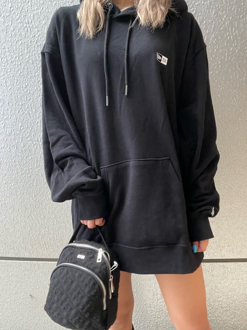 ブラック系のブーツ、ブラック系のバックパック/リュック、ブラック系のTシャツ/カットソーを着用したレディースの秋コーディネートの6枚目の写真